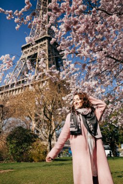 Eyfel Kulesi 'nin arka planında güzel bir kız