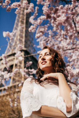 Eyfel Kulesi 'nin arka planında güzel bir kız