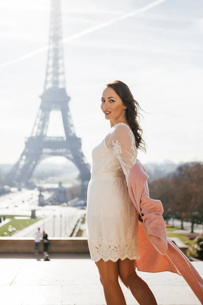 Krásná Dívka Pozadí Eiffelovy Věže — Stock fotografie