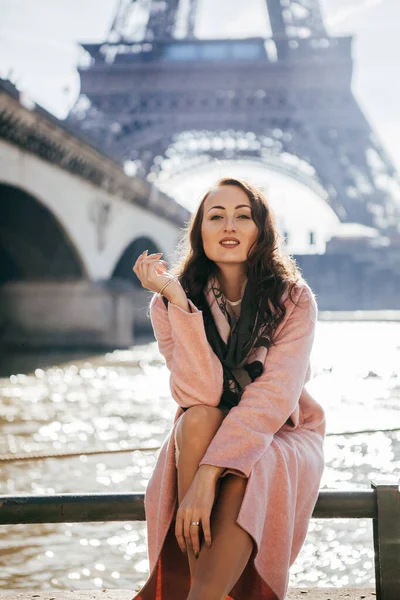 Bella Ragazza Sullo Sfondo Della Torre Eiffel — Foto Stock