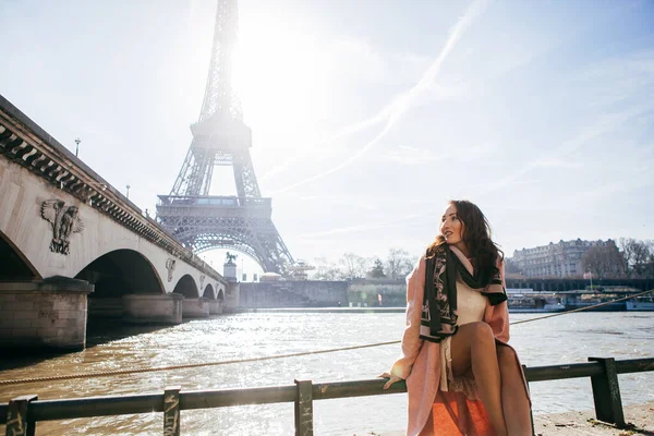Belle Fille Sur Fond Tour Eiffel — Photo