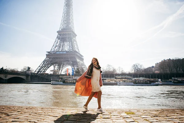 Bella Ragazza Sullo Sfondo Della Torre Eiffel — Foto Stock