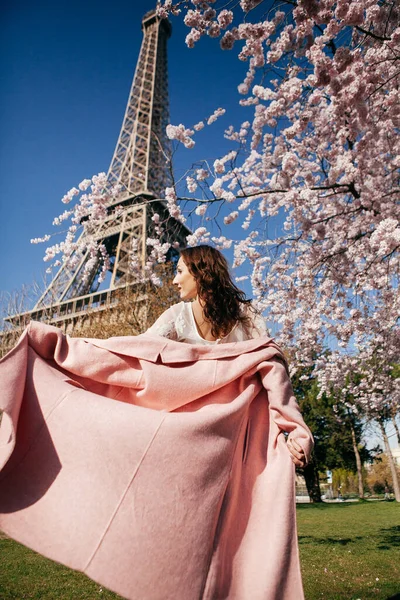 Belle Fille Sur Fond Tour Eiffel — Photo