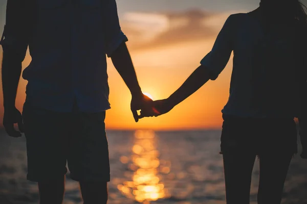 Silhouet Van Twee Mensen Die Elkaars Hand Vasthouden Het Strand — Stockfoto