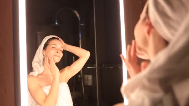 洗完澡后镜子前的漂亮姑娘 — 图库视频影像