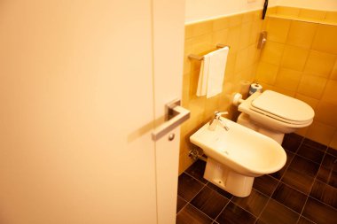 Tuvalet kapısı, dikkat et.