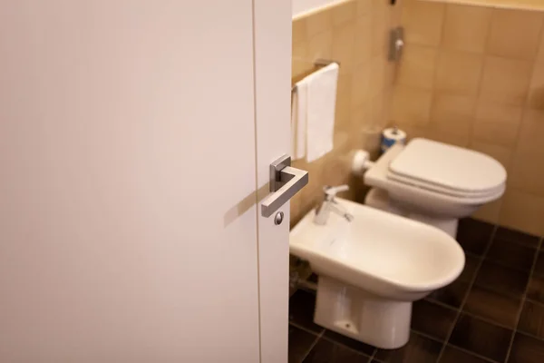 Двері Туалету Ручка Фокусі — стокове фото
