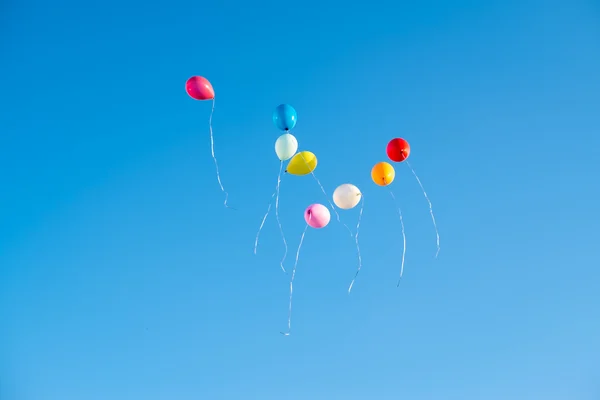 空気の色のボールが空に飛びます — ストック写真