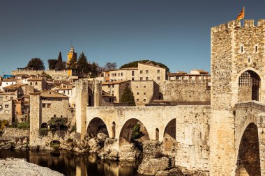 Besalu.