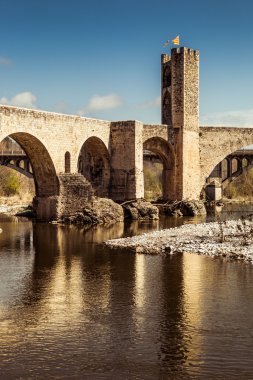 Besalu.