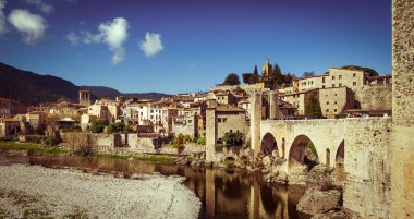 Besalu.