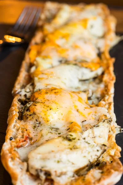 Pizza brood — Stockfoto