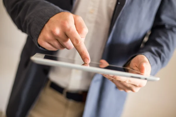 Användning av tabletten — Stockfoto