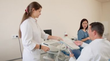 Jinekolog hamile bir kadın için sağlık kontrolü yapıyor.