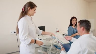 Jinekolog hamile bir kadın için sağlık kontrolü yapıyor.