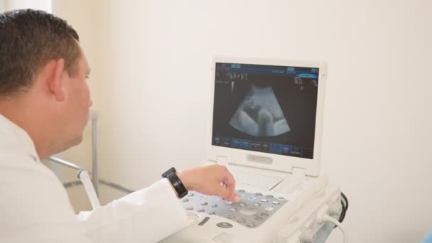 Ciężarna kobieta poddawana badaniu ultrasonograficznemu przez ginekologa — Wideo stockowe