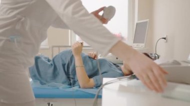 Hamile kadın bebek için elektrokardiyografi kontrolü yaptırıyor.