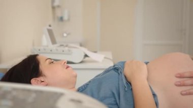Doktor hamile bir kadının bebek kalp atışlarını izliyor.