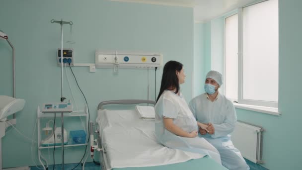 병원에서 임신부를 정성스럽게 지원하는 모습 — 비디오