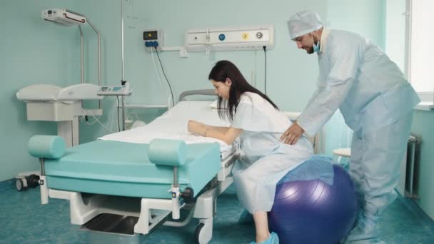 Manžel masíruje záda těhotné ženy během kontrakcí — Stock video
