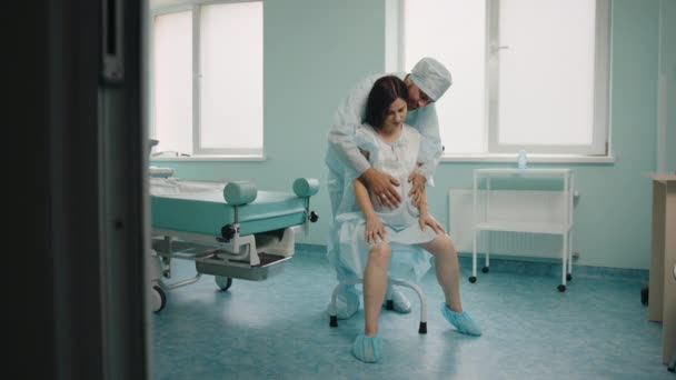 Pečující manžel podporující těhotnou ženu během kontrakcí — Stock video