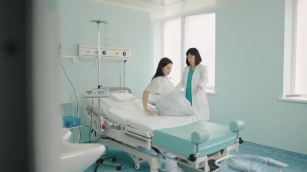 怀孕妇女在宫缩期间得到医疗支助 — 图库视频影像
