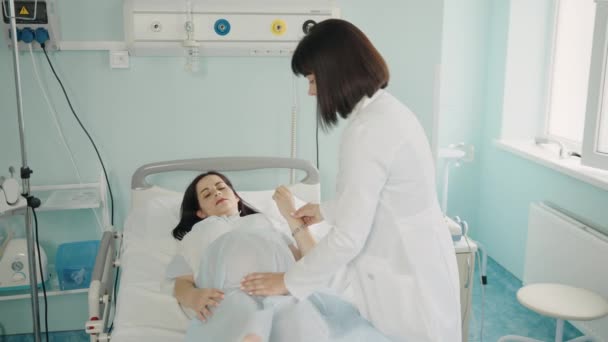 Operaio medico che sostiene la donna incinta prima del travaglio — Video Stock