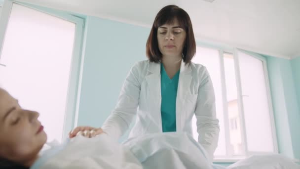 Pracownik medyczny wspierający kobietę w ciąży przed porodem — Wideo stockowe