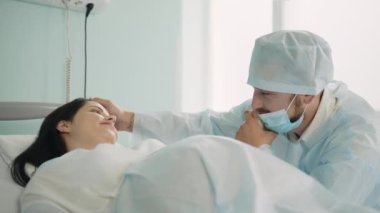 Kocasından hamile kalan hamile bir kadın iş başında.