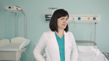 Hastane koğuşunda duran tıbbi giysiler içinde jinekolog.