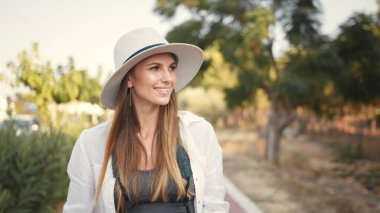 Kadın yürürken fotoğraf çekmek için dijital kamera kullanıyor