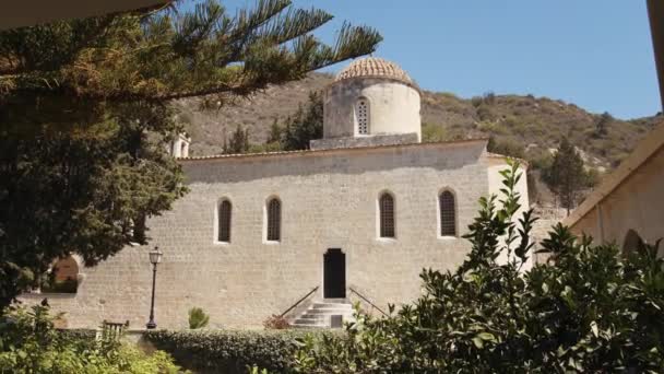 Klasztor Św. Neofity. Cypr, kościół lub świątynia. Starożytne budowle mnichów — Wideo stockowe