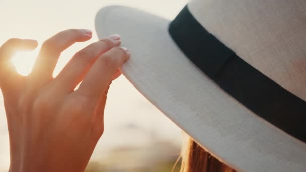 Primo piano di mani femminili toccando cappello estivo bianco — Video Stock