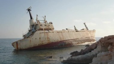 Paslı terk edilmiş eski bir tekne karaya oturmuş.