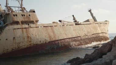 Eski paslı tekne deniz kıyısında kaza yaptıktan sonra ayrıldı.