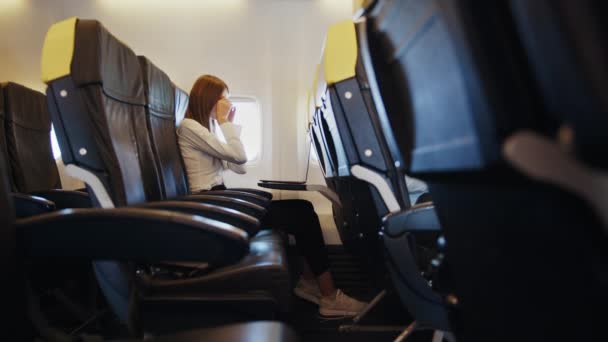 Senhora de negócios dormindo no avião após o trabalho no laptop — Vídeo de Stock