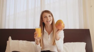 Kadın seyahat blogcusu otel odasında mangodan bahsediyor.