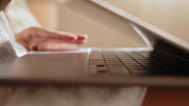 Primer plano de la mujer escribiendo en el ordenador portátil inalámbrico — Vídeo de stock