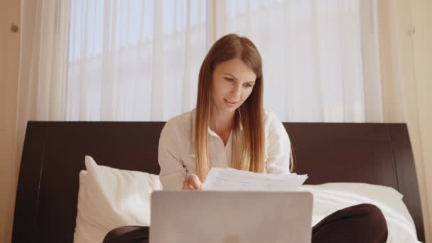Kobieta z laptopem i dokumentami w pokoju hotelowym — Wideo stockowe