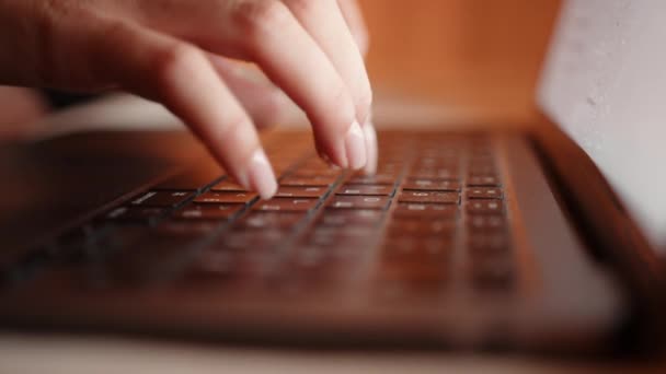 Close up of female fingers typing on keyboard of laptop — Stock Video