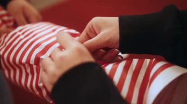 Bir Noel dükkanında ya da evde kadın eli ile büyük bir Noel süsü hazırlamak. Ev ya da mağaza için Noel süslemeleri yapmak