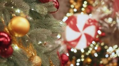 Bayram ağacındaki Noel süslemeleri. Birçok renkli balo lambaları ve dallara kırmızı böğürtlenler serpiştirildi. Yeni yıl için geleneksel renksiz arkaplan.