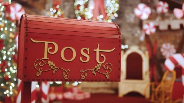 Красный почтовый ящик крупным планом для писем в Лапландию Санта Клаусу. Рождественская традиция Декоративный почтовый ящик Семинар Санта-Клауса, упакованные подарки коробки в канун праздника ночью на фоне Рождества. — стоковое видео