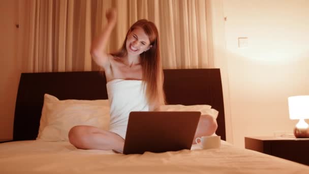 Frau drückt beim Blick auf Computerbildschirm ihr Glück aus — Stockvideo