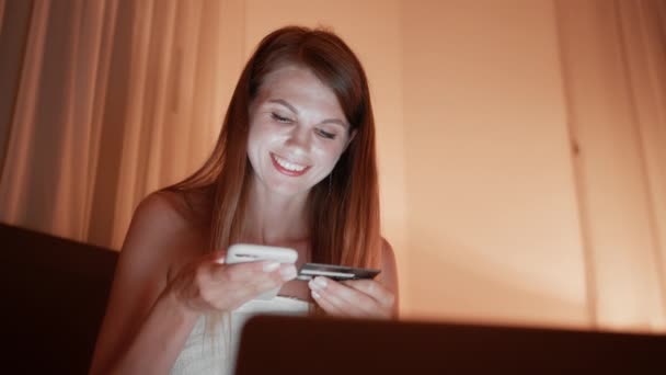 Kobieta korzystających zakupy online z gadżetów w pokoju hotelowym — Wideo stockowe