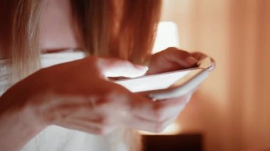 Alışveriş için bando kartı ve akıllı telefon kullanan bir kadın.