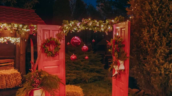Kaunis talo koristeltu jouluksi on noin joulukuusia — kuvapankkivalokuva