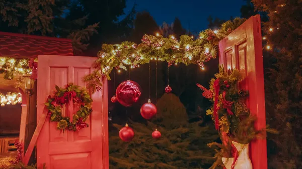 Vakkert hus pyntet til jul handler om juletrær – stockfoto
