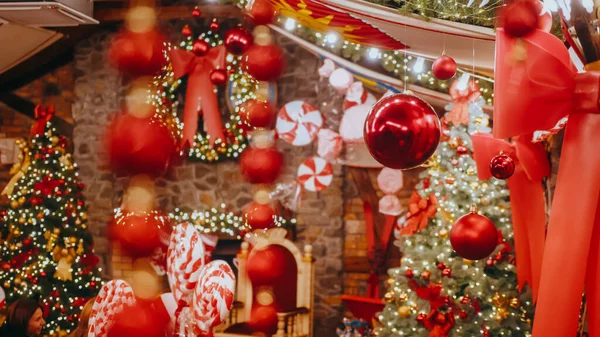 Mange gavebokser og julepynt under en vakker deco. – stockfoto