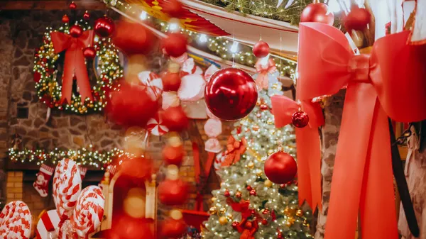 Mange gavebokser og julepynt under en vakker deco. – stockfoto